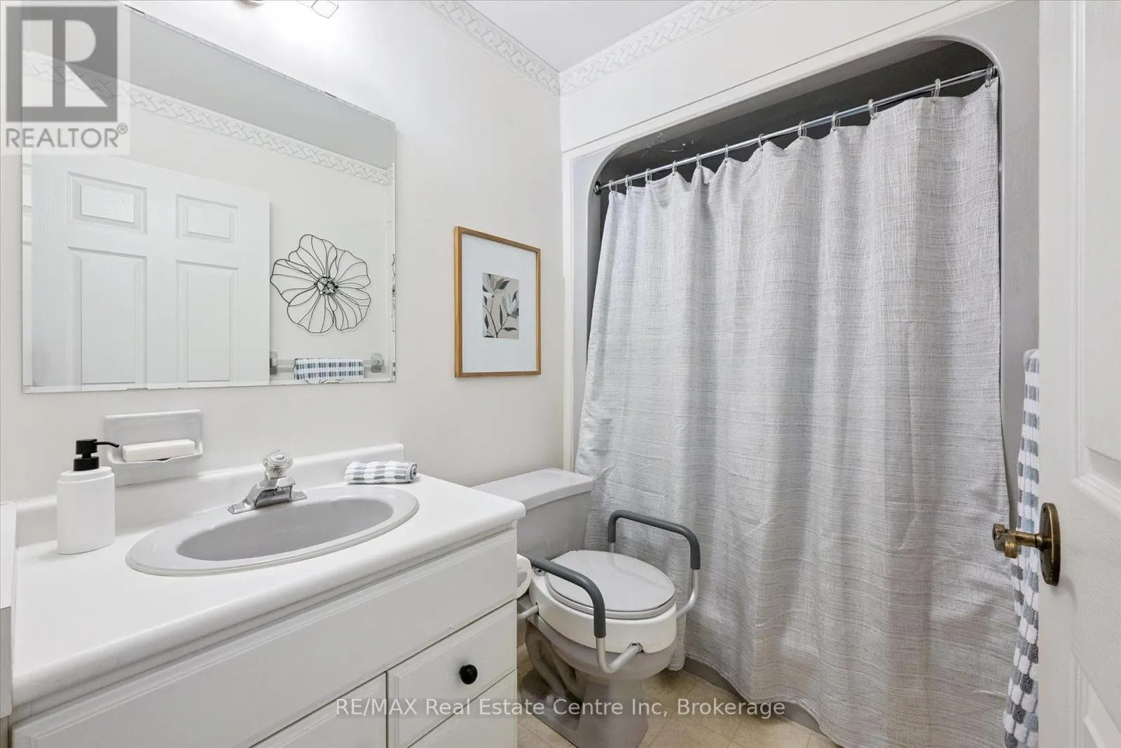 3 GARDENVIEW COURT
