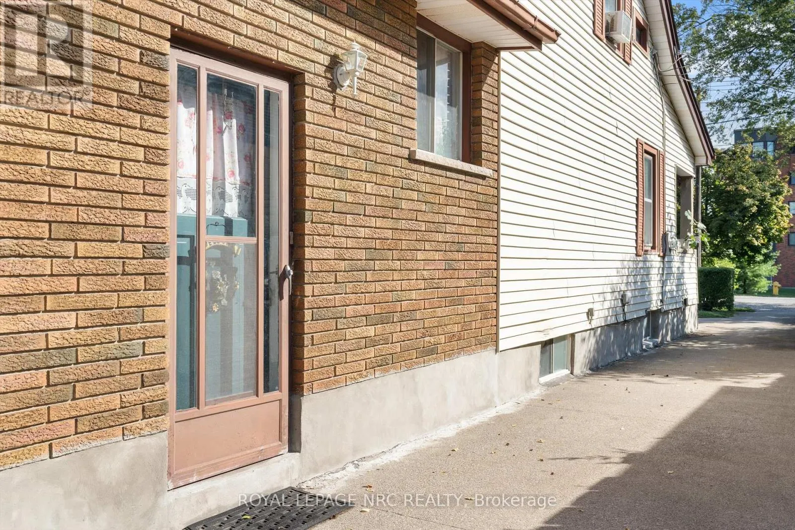 11 CLEVELAND STREET