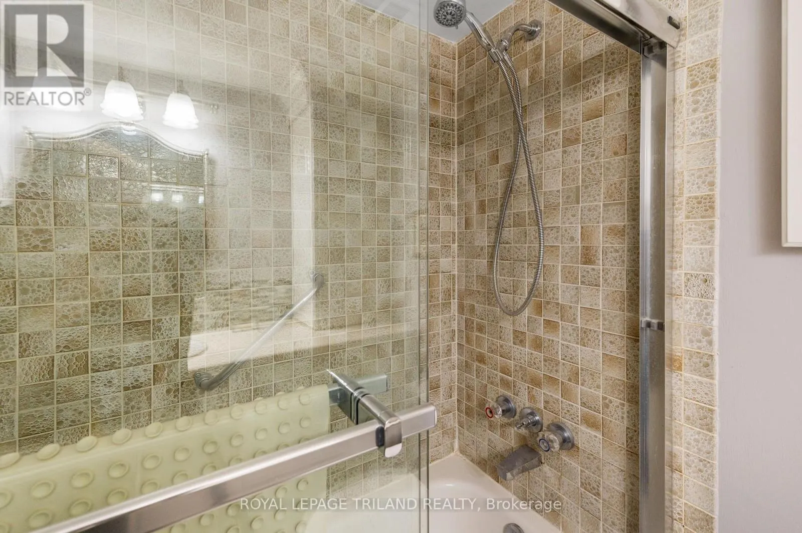 1401 - 389 DUNDAS STREET, #1401