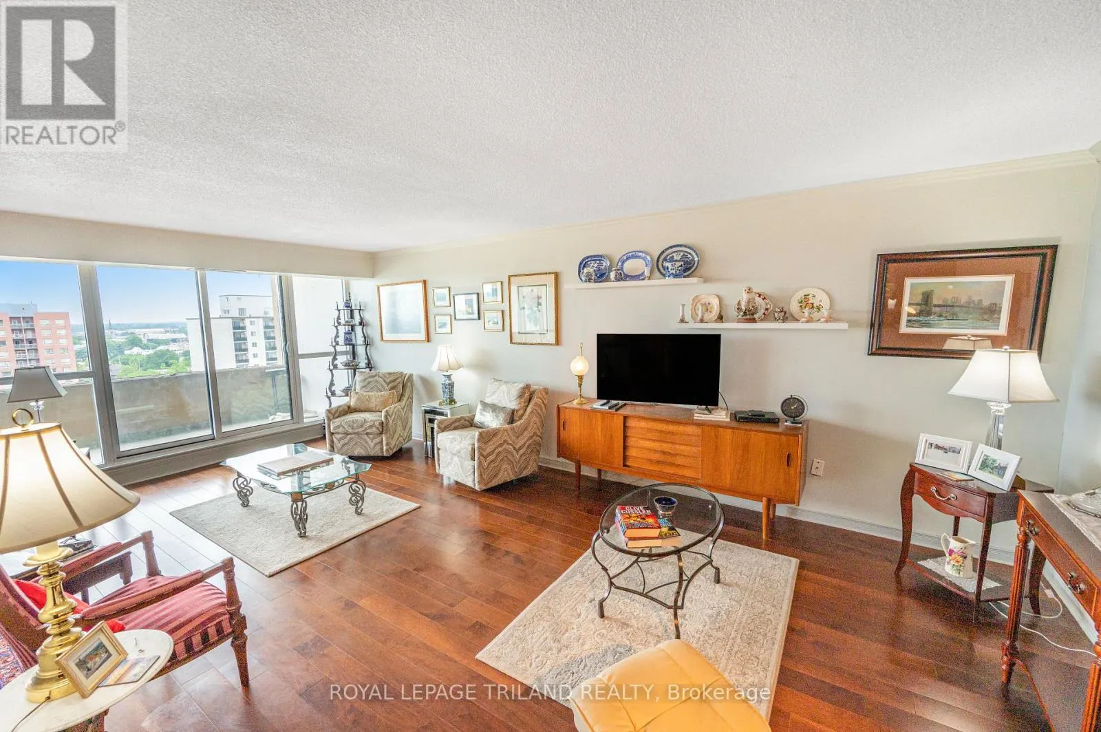 1401 - 389 DUNDAS STREET, #1401