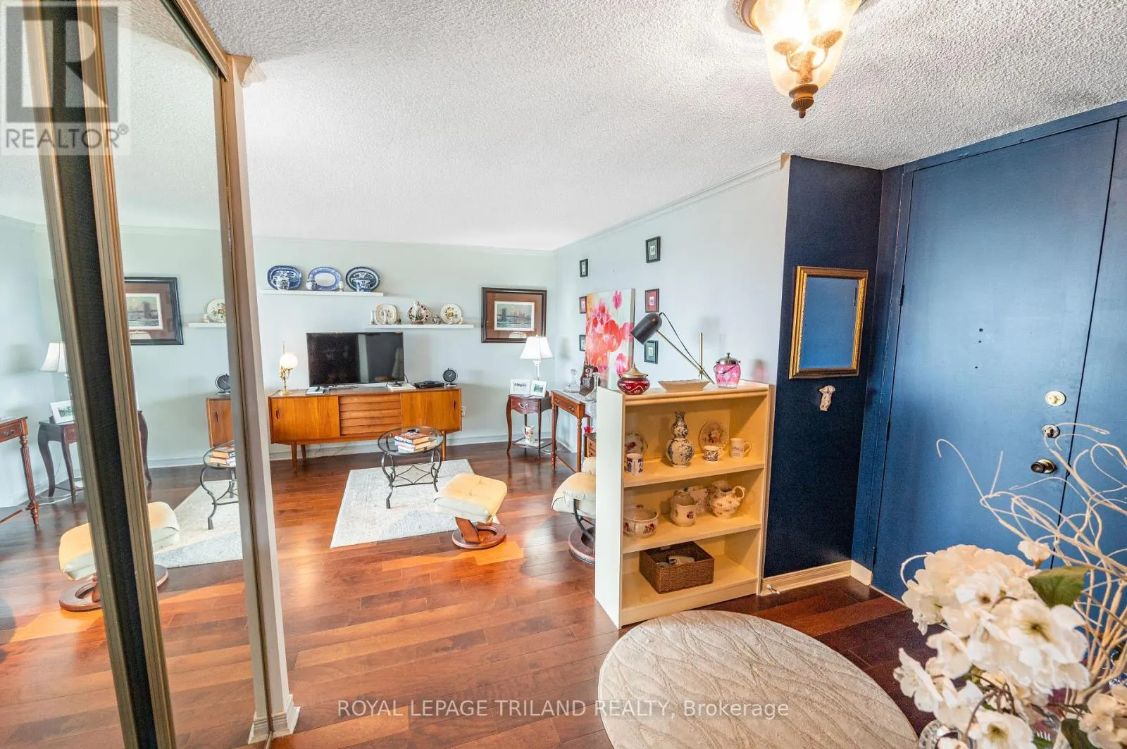 1401 - 389 DUNDAS STREET, #1401