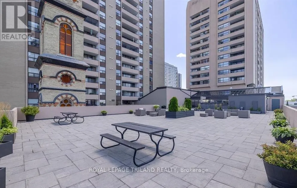 1401 - 389 DUNDAS STREET, #1401
