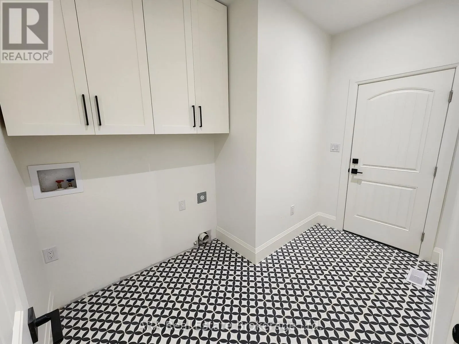 27 - 16 HILTON LANE, #27