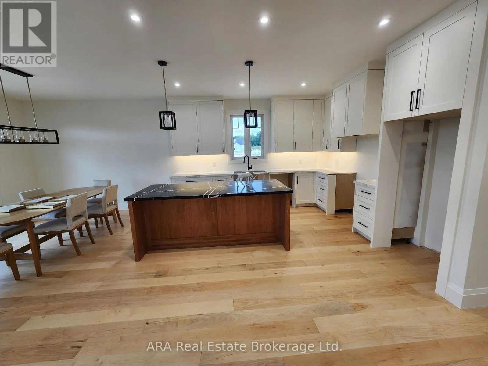 27 - 16 HILTON LANE, #27