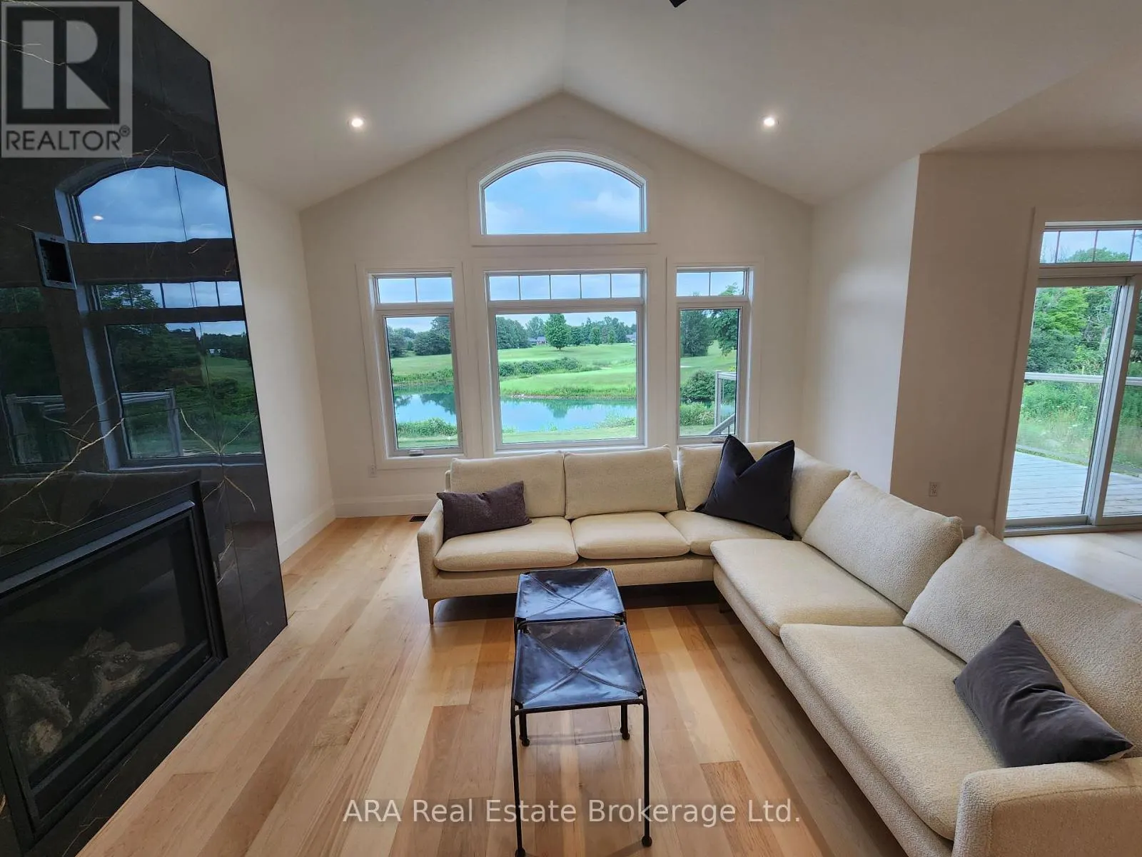 27 - 16 HILTON LANE, #27