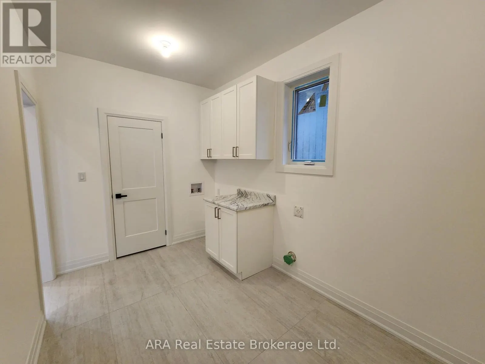 33 - 2 HILTON LANE, #33