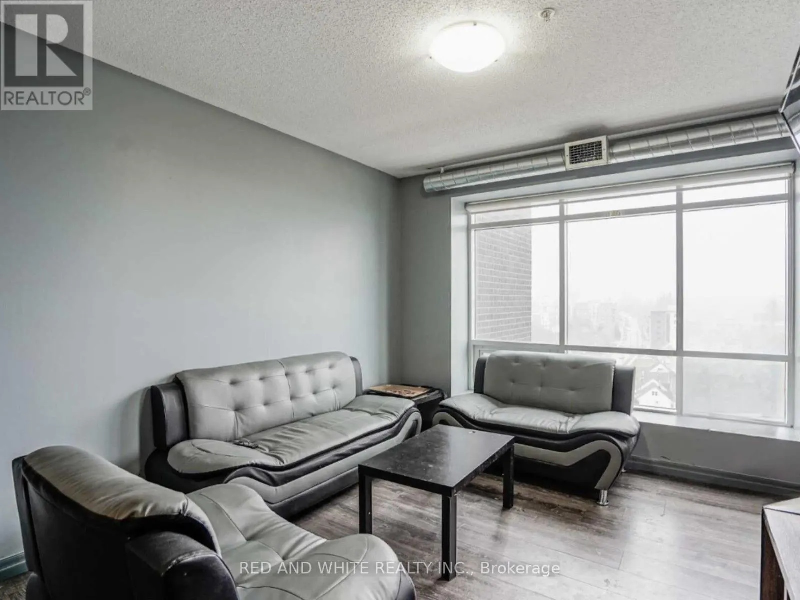 1105 - 8 HICKORY STREET W