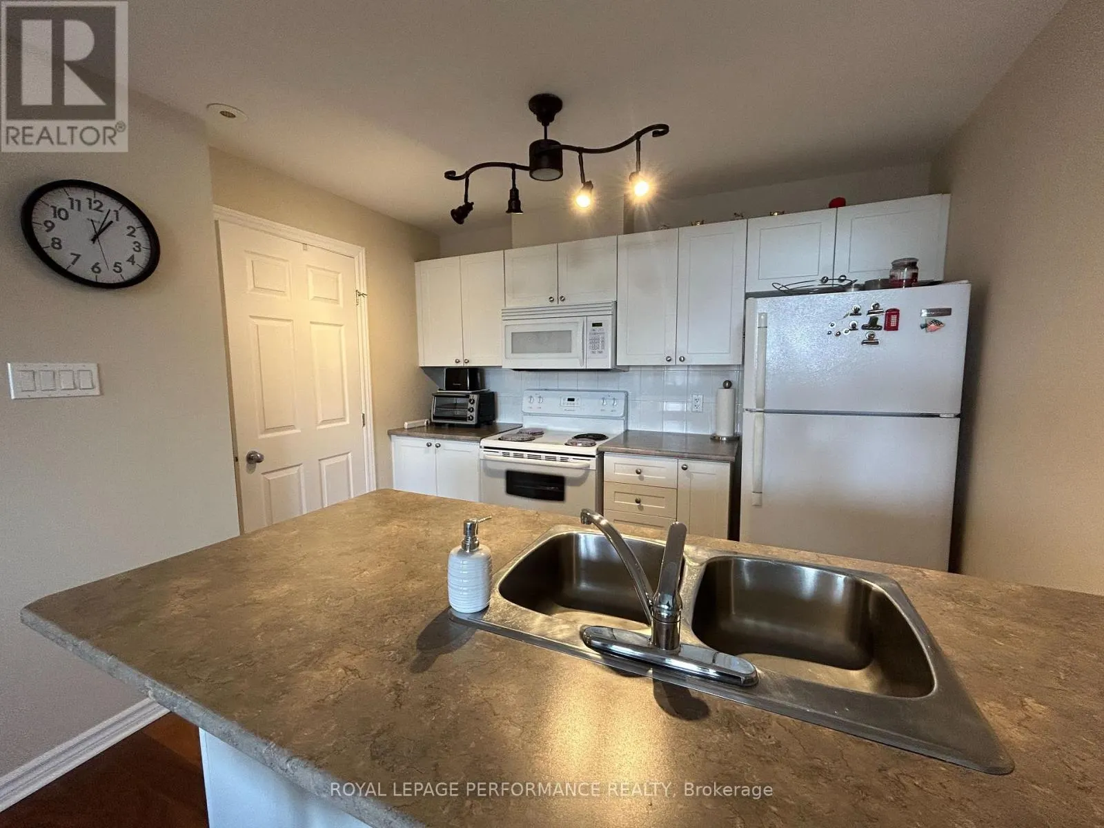 L - 1101 STITTSVILLE MAIN STREET E