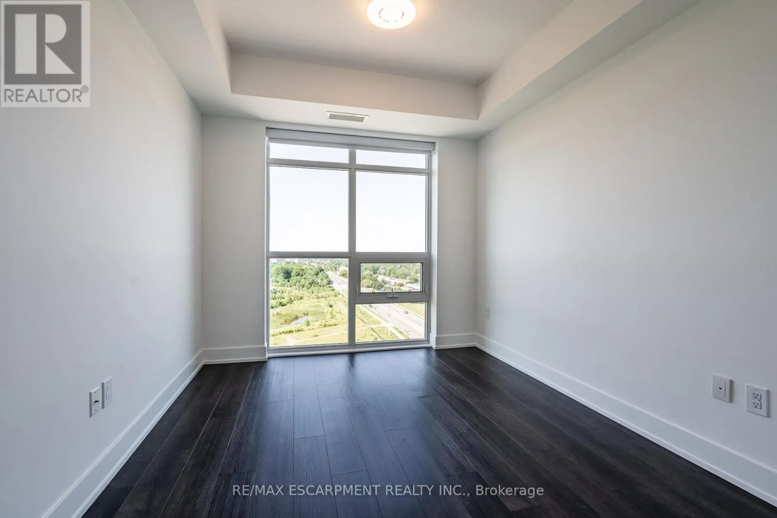 1111 - 450 DUNDAS STREET E