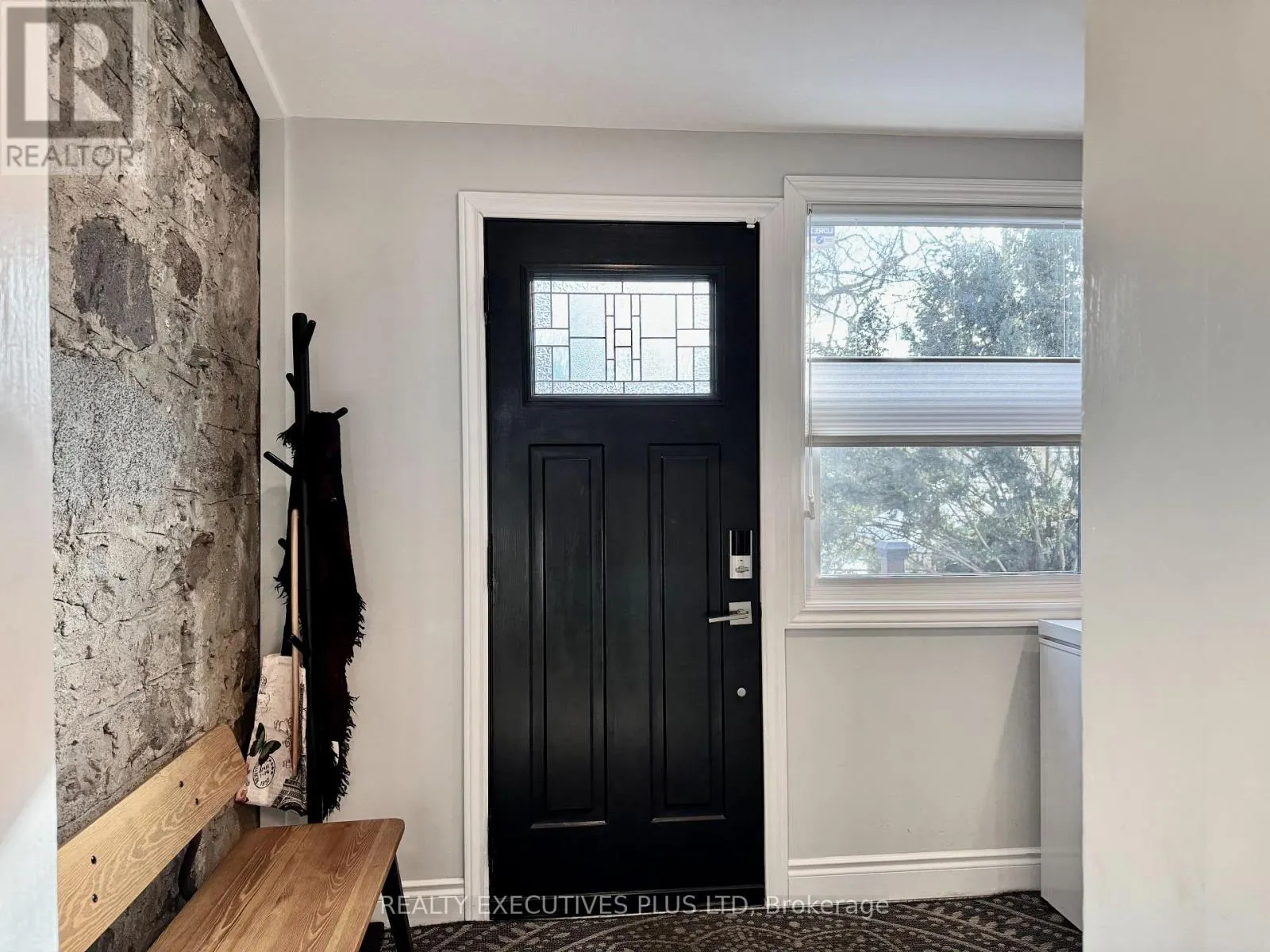 6 ELGIN STREET N