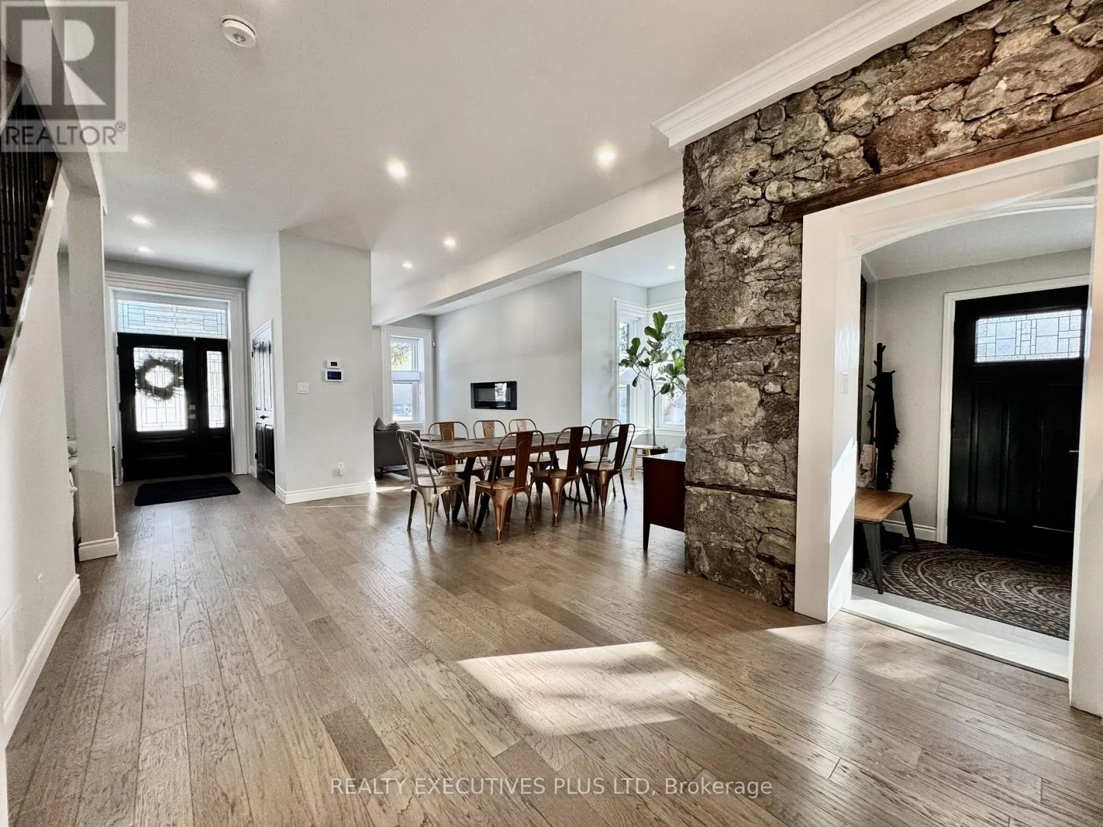 6 ELGIN STREET N