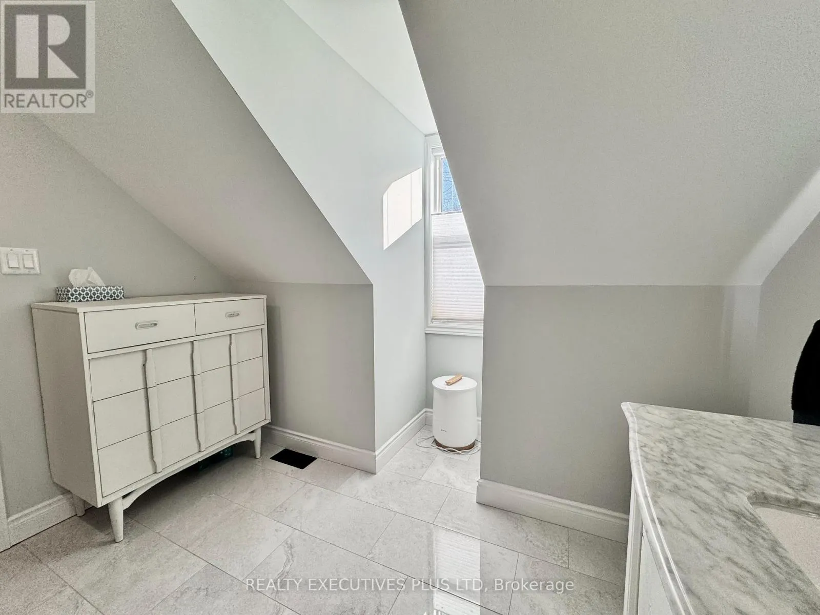 6 ELGIN STREET N