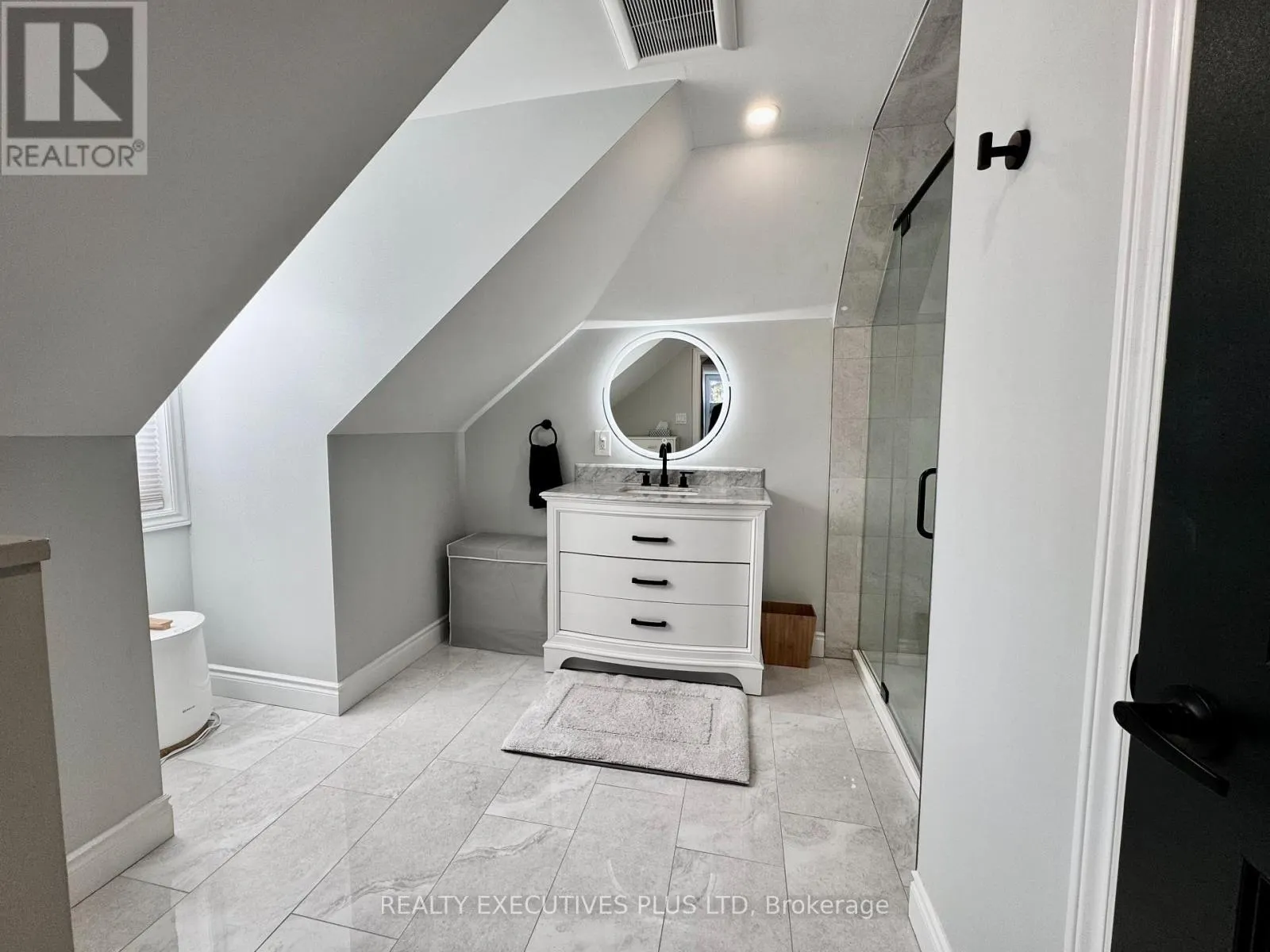6 ELGIN STREET N