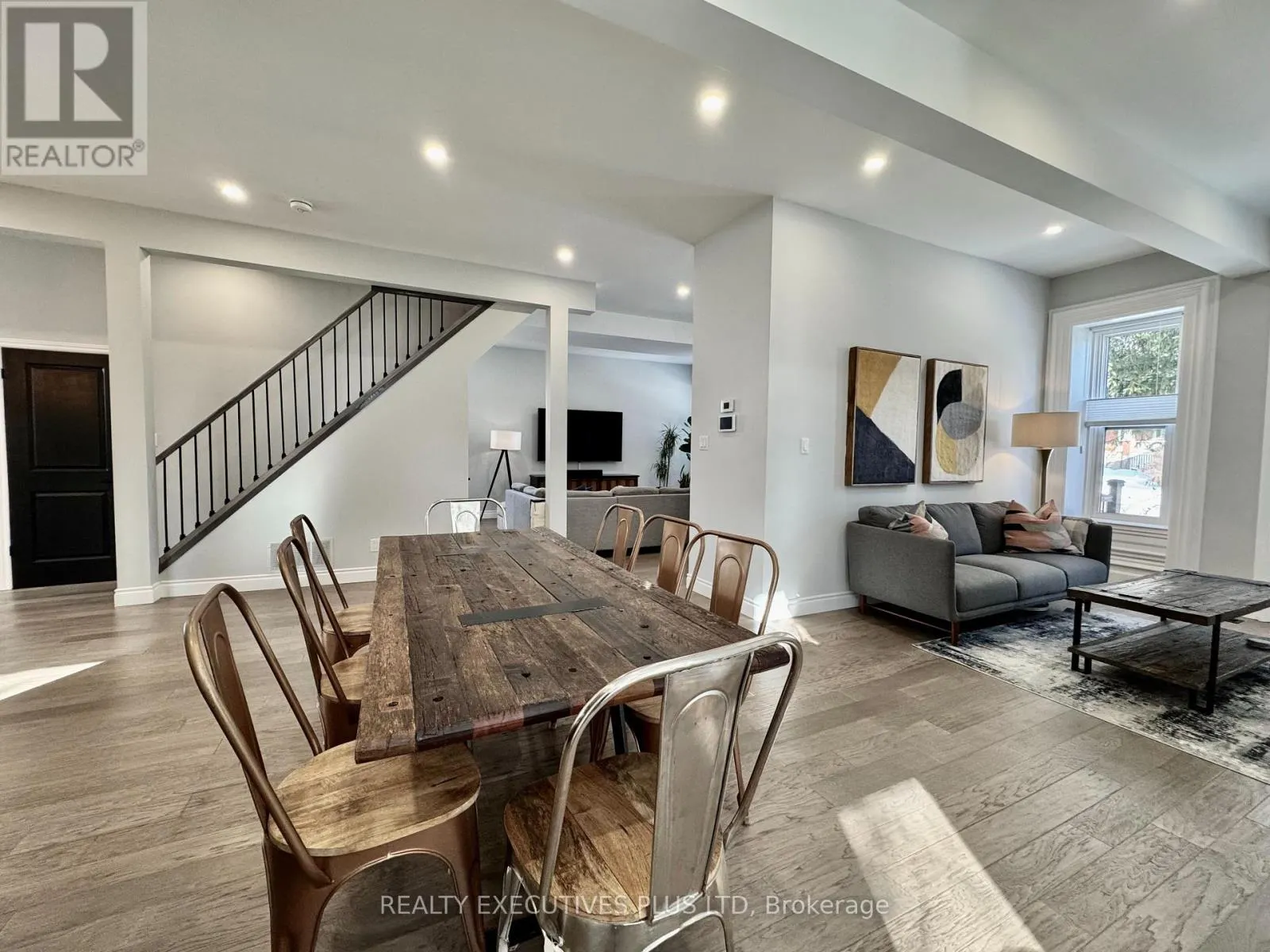 6 ELGIN STREET N