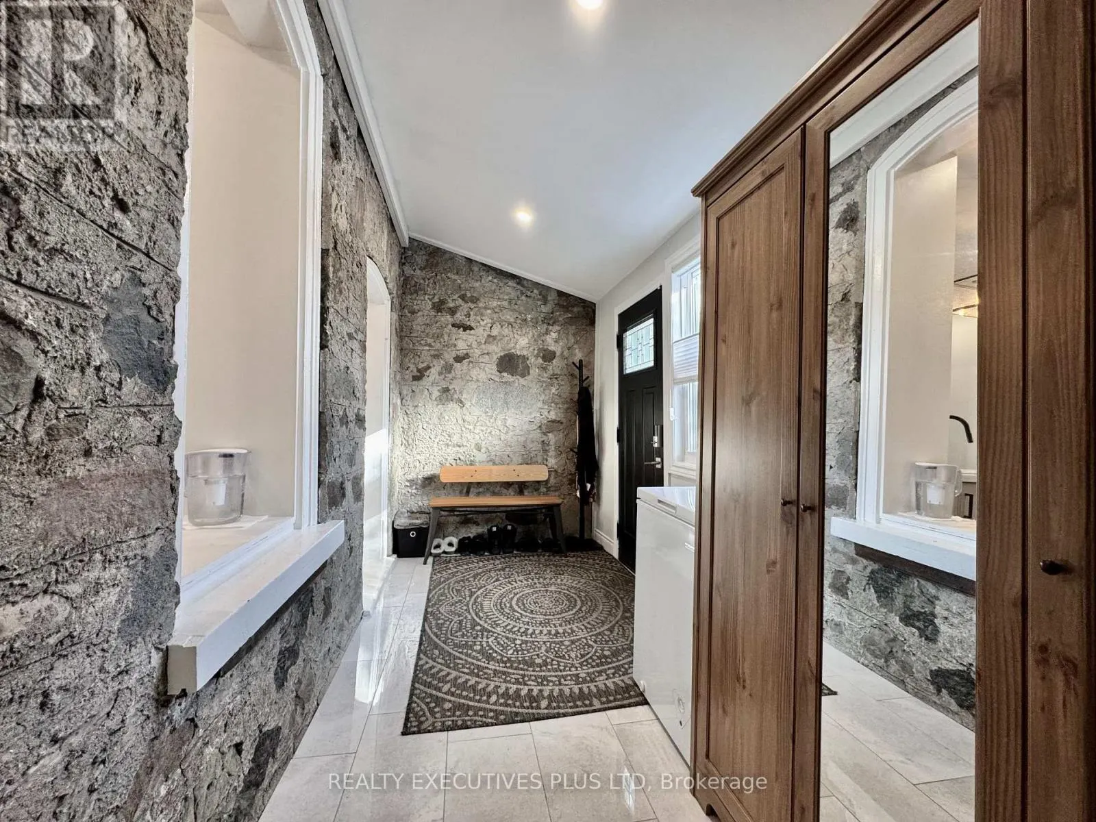 6 ELGIN STREET N