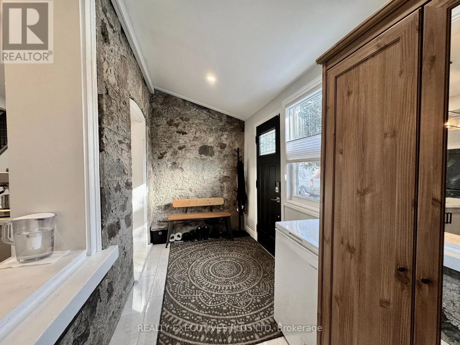 6 ELGIN STREET N