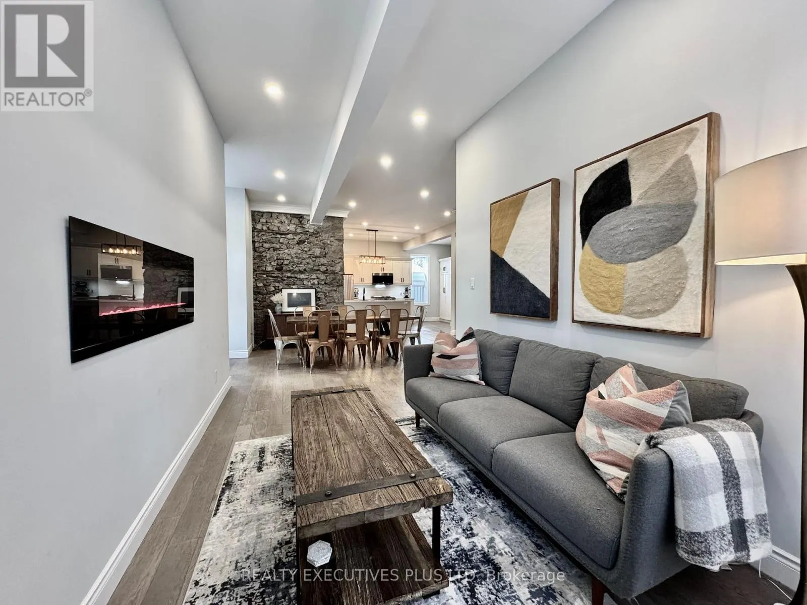 6 ELGIN STREET N