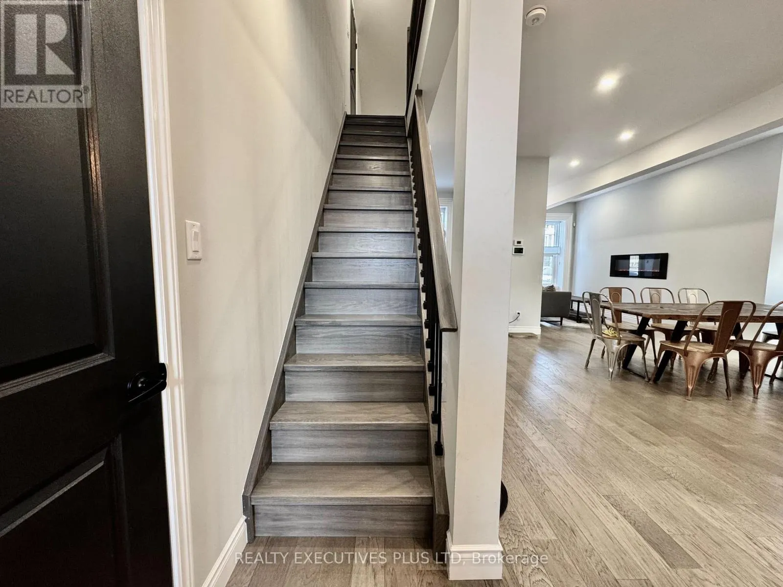 6 ELGIN STREET N