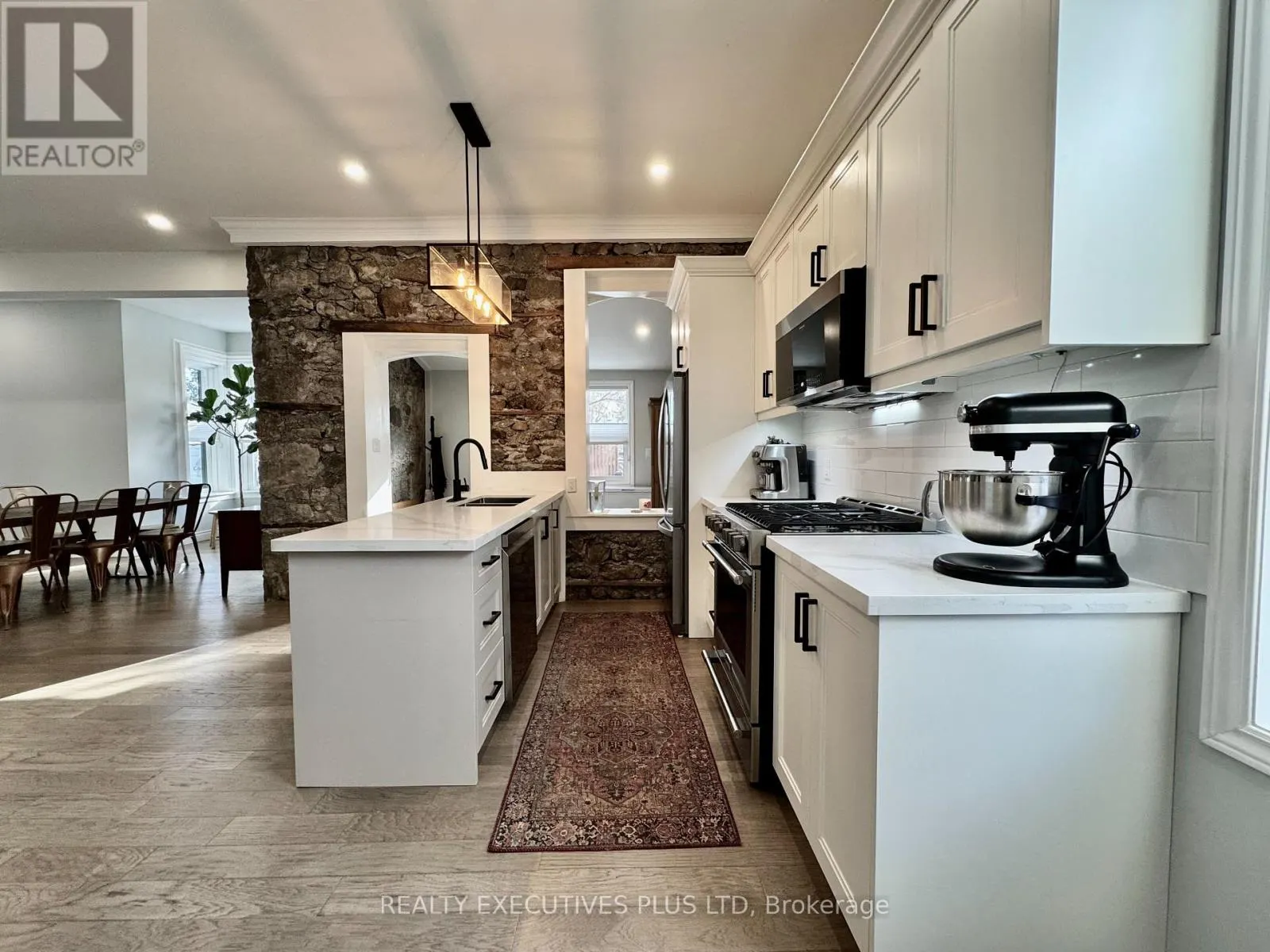 6 ELGIN STREET N