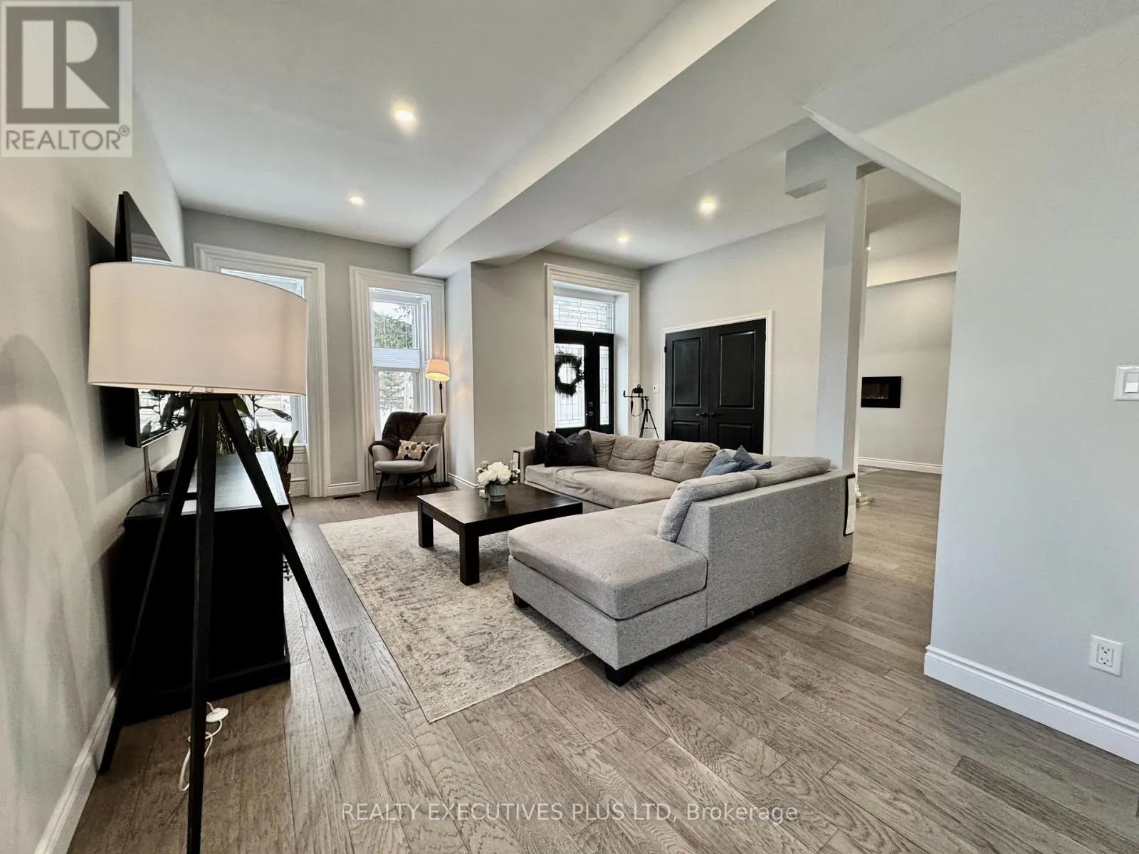 6 ELGIN STREET N