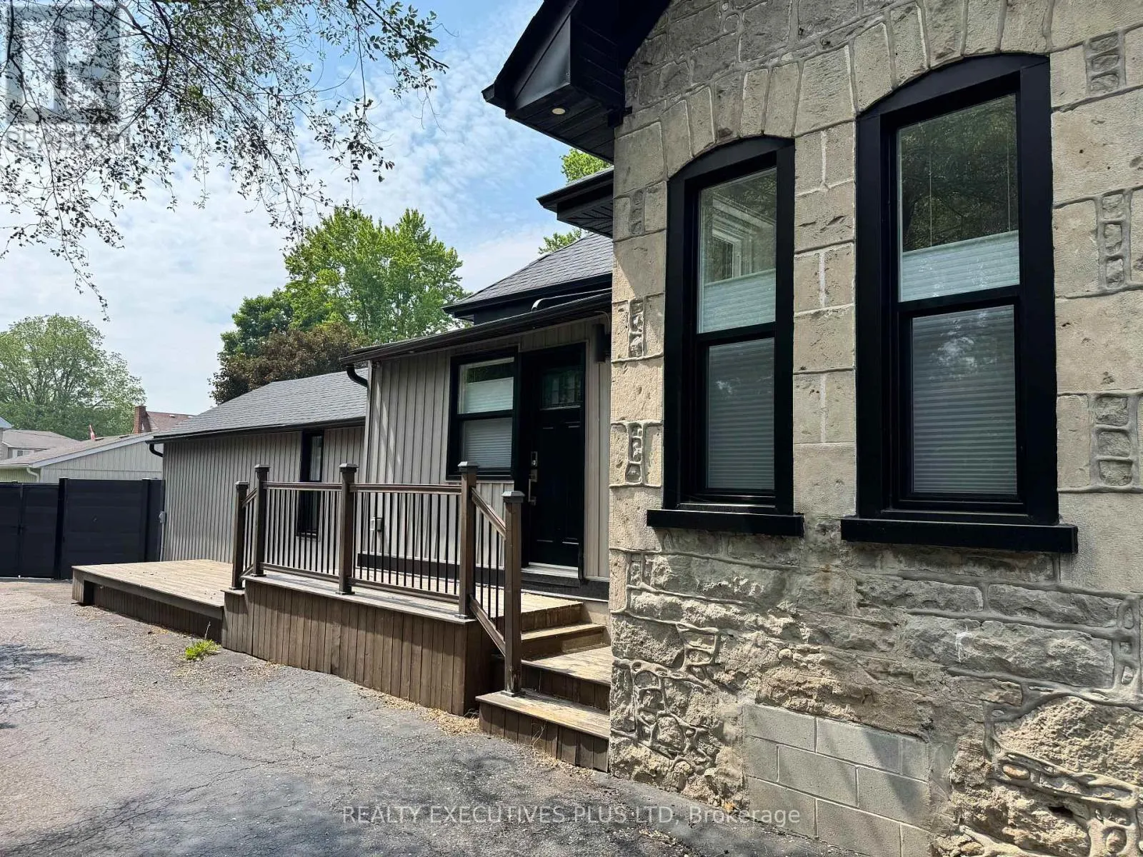 6 ELGIN STREET N