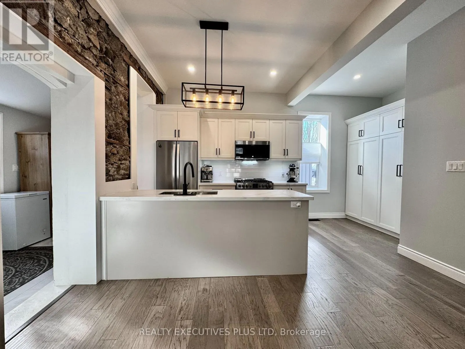 6 ELGIN STREET N