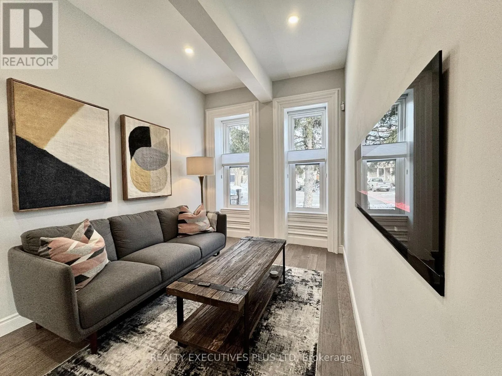 6 ELGIN STREET N