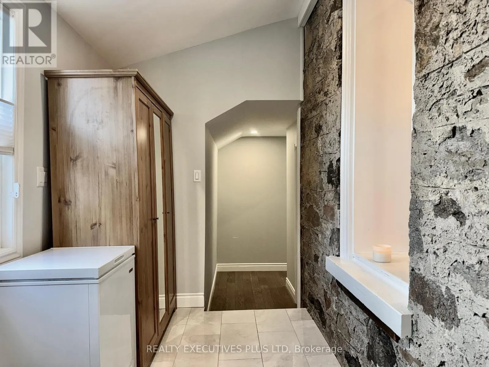 6 ELGIN STREET N