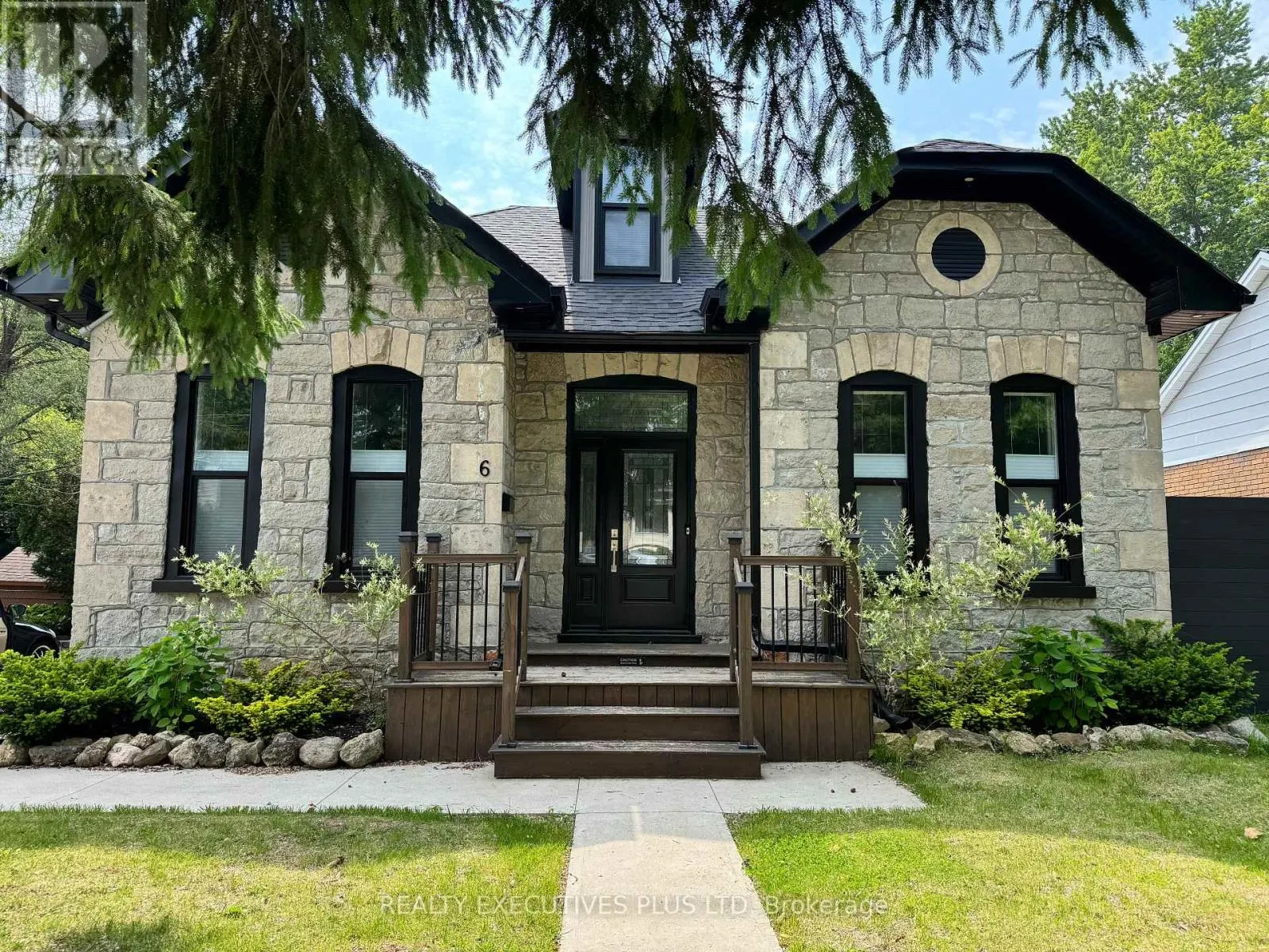 6 ELGIN STREET N
