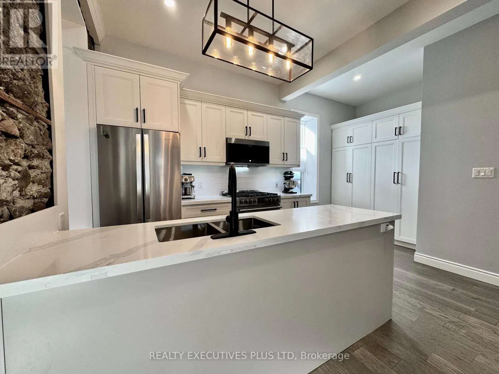 6 ELGIN STREET N