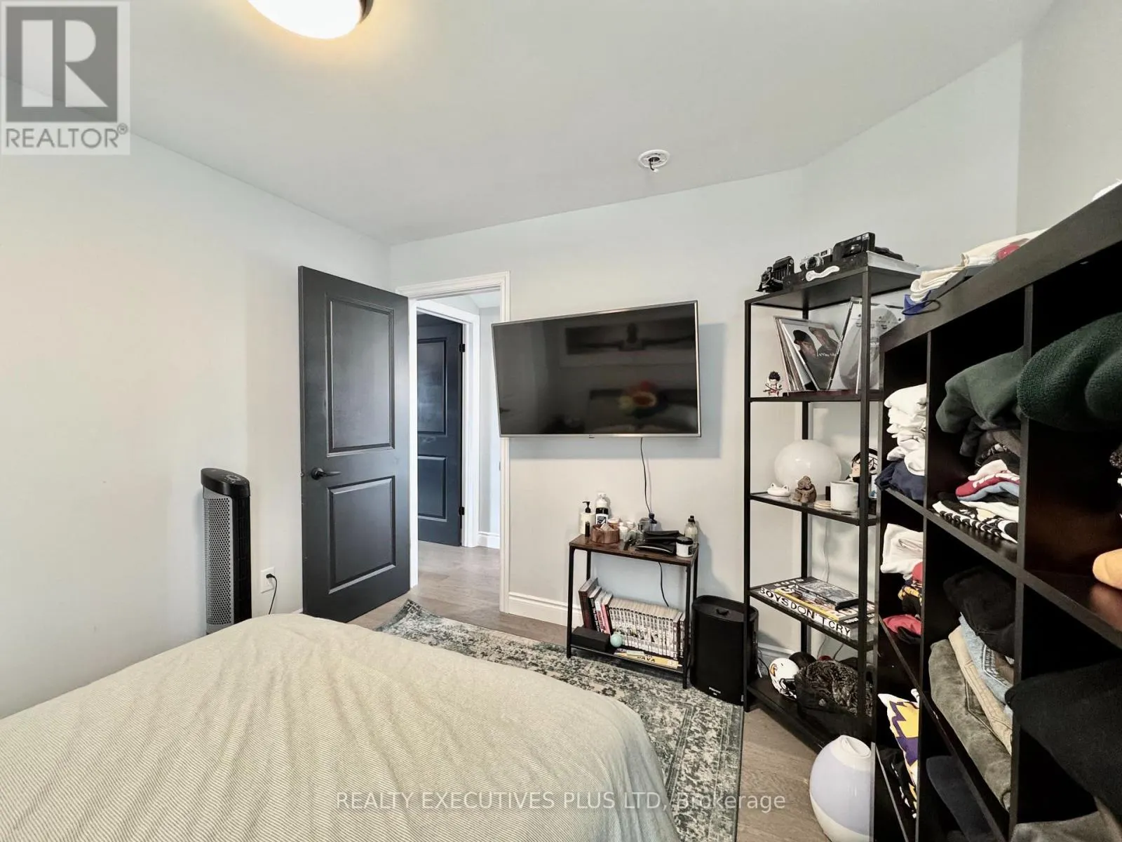 6 ELGIN STREET N