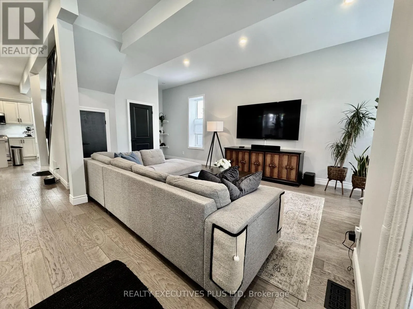 6 ELGIN STREET N