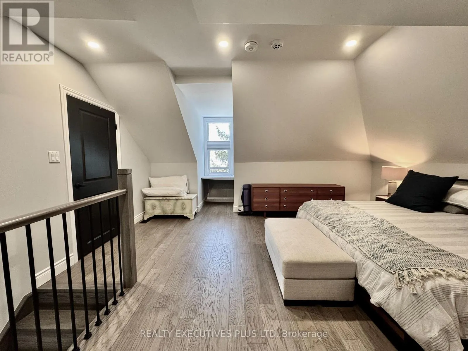 6 ELGIN STREET N
