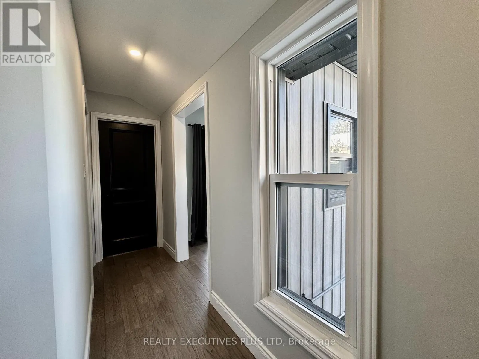 6 ELGIN STREET N