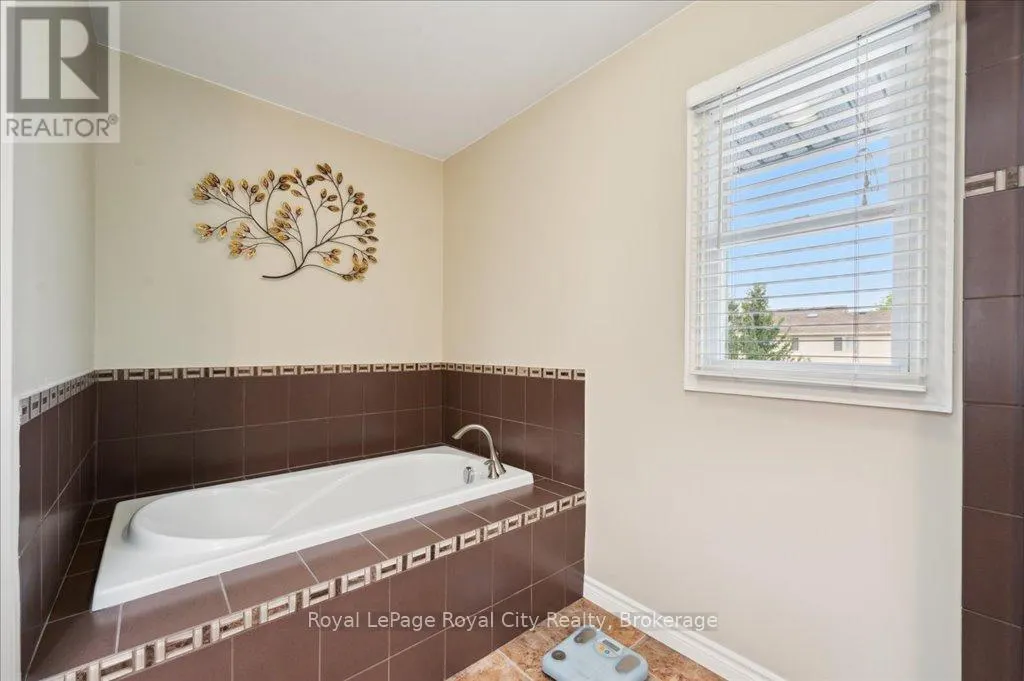9 KORTRIGHT ROAD E