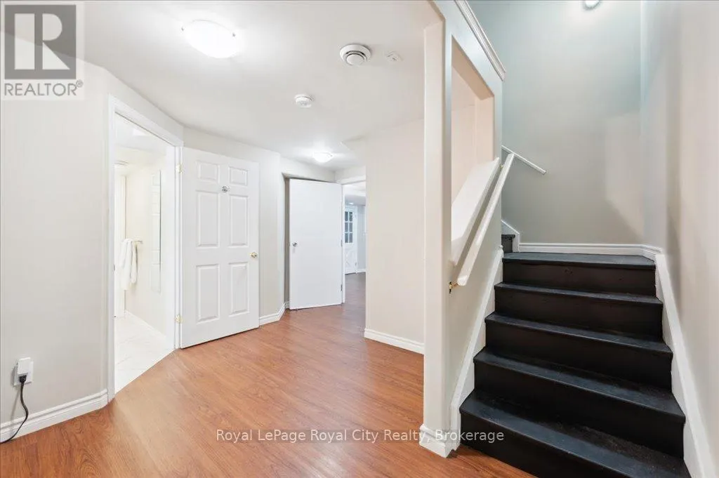 9 KORTRIGHT ROAD E