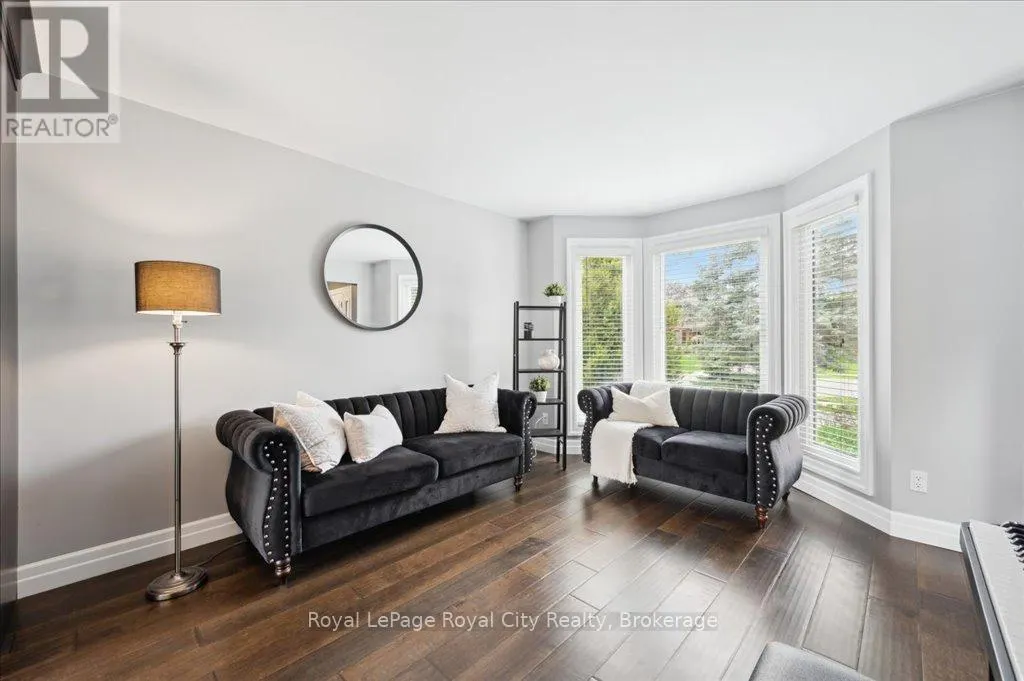 9 KORTRIGHT ROAD E