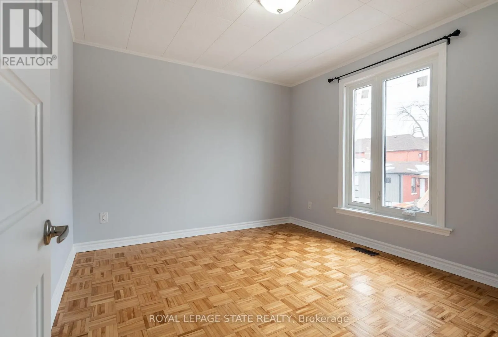 2 - 325 ROBERT STREET