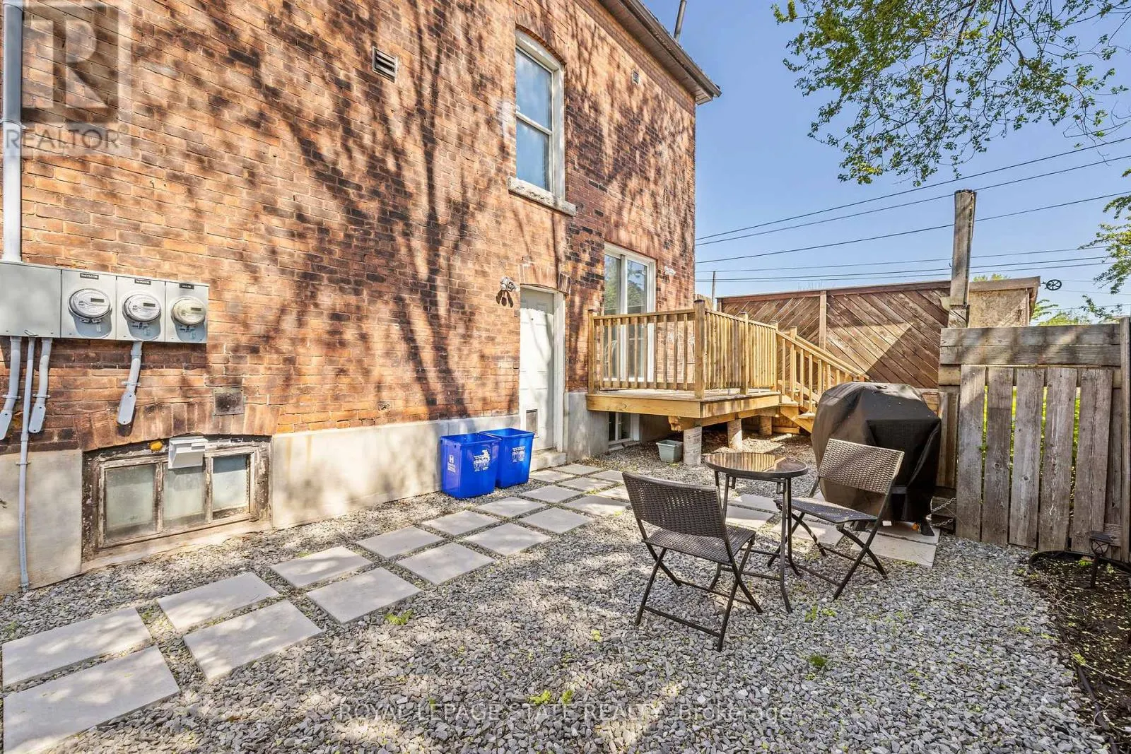 2 - 325 ROBERT STREET