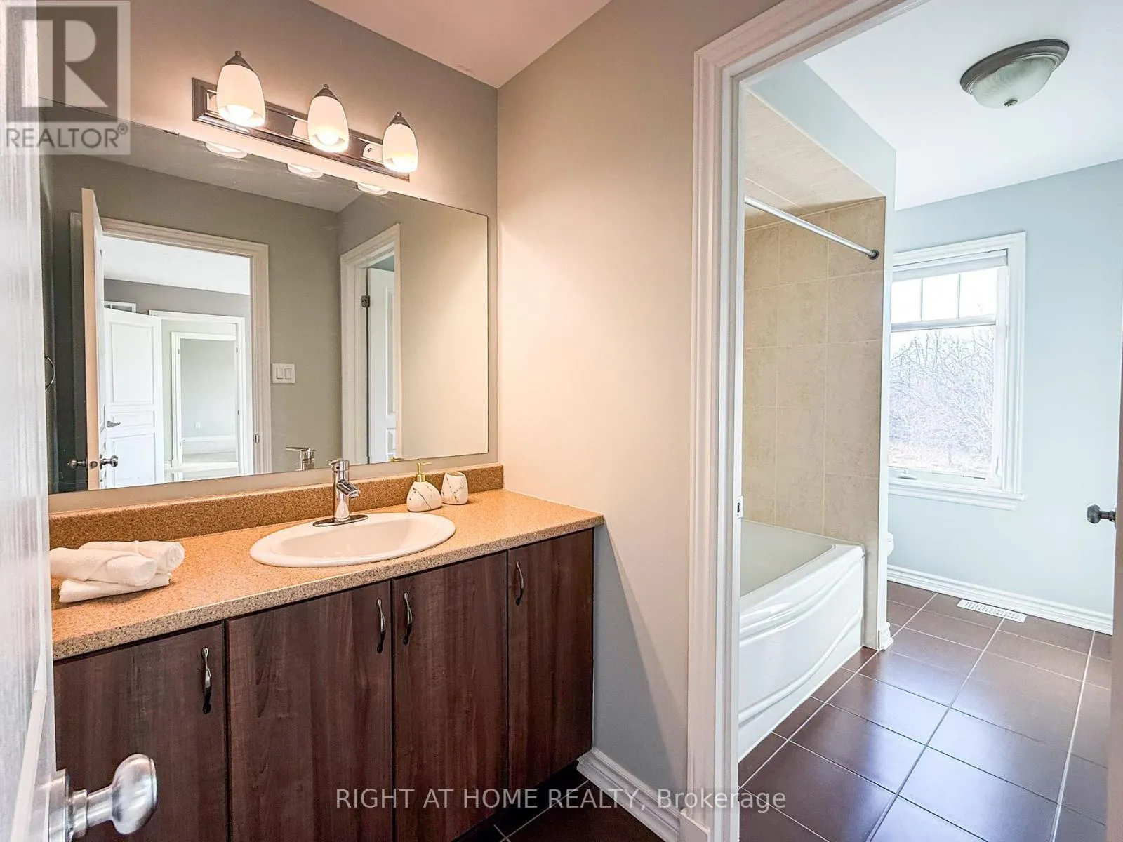 204 COOKS MILL CRESCENT