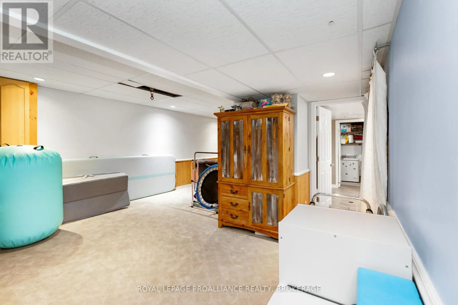 878 WALKER COURT