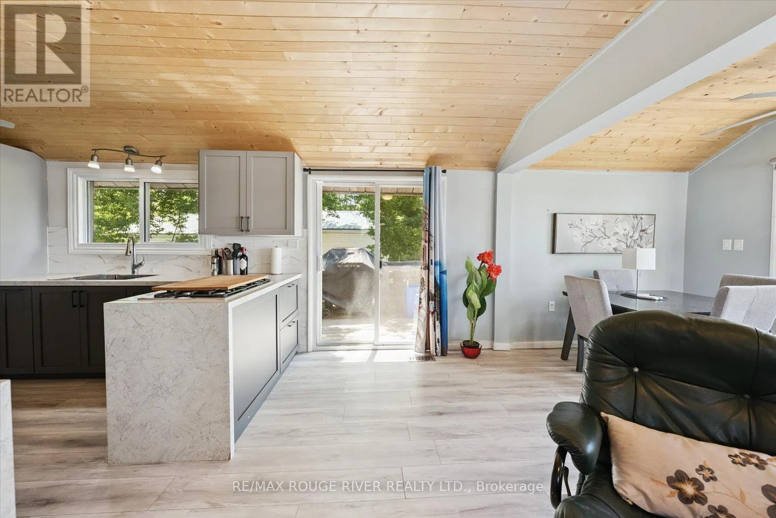 3 - 22 LAKE ROAD, #3