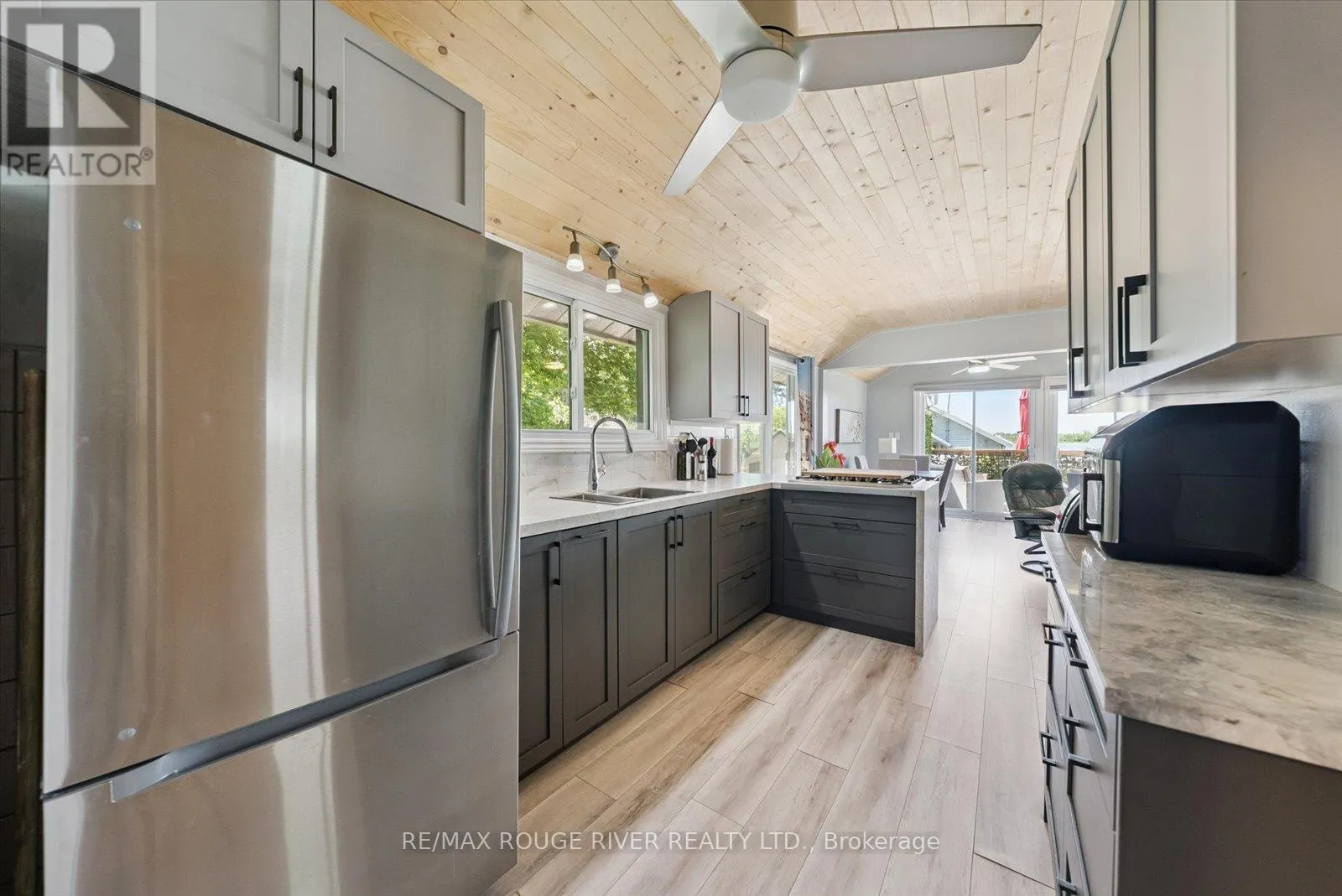 3 - 22 LAKE ROAD, #3