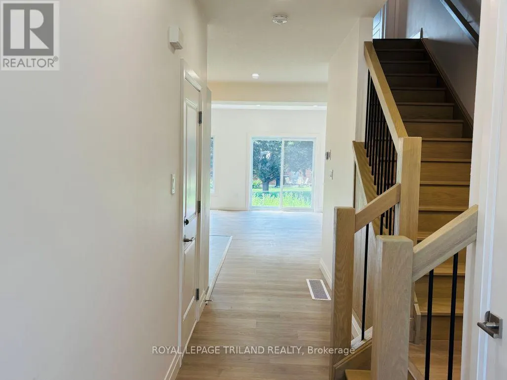 2 - 116 FAIRVIEW AVENUE, #2