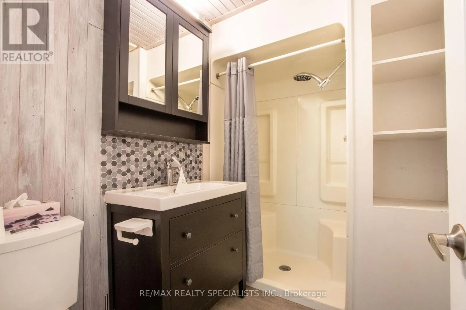 25 DUNDAS STREET W