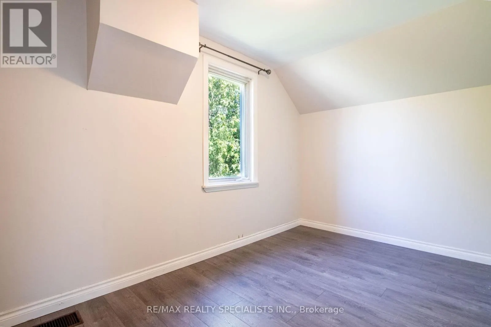 25 DUNDAS STREET W