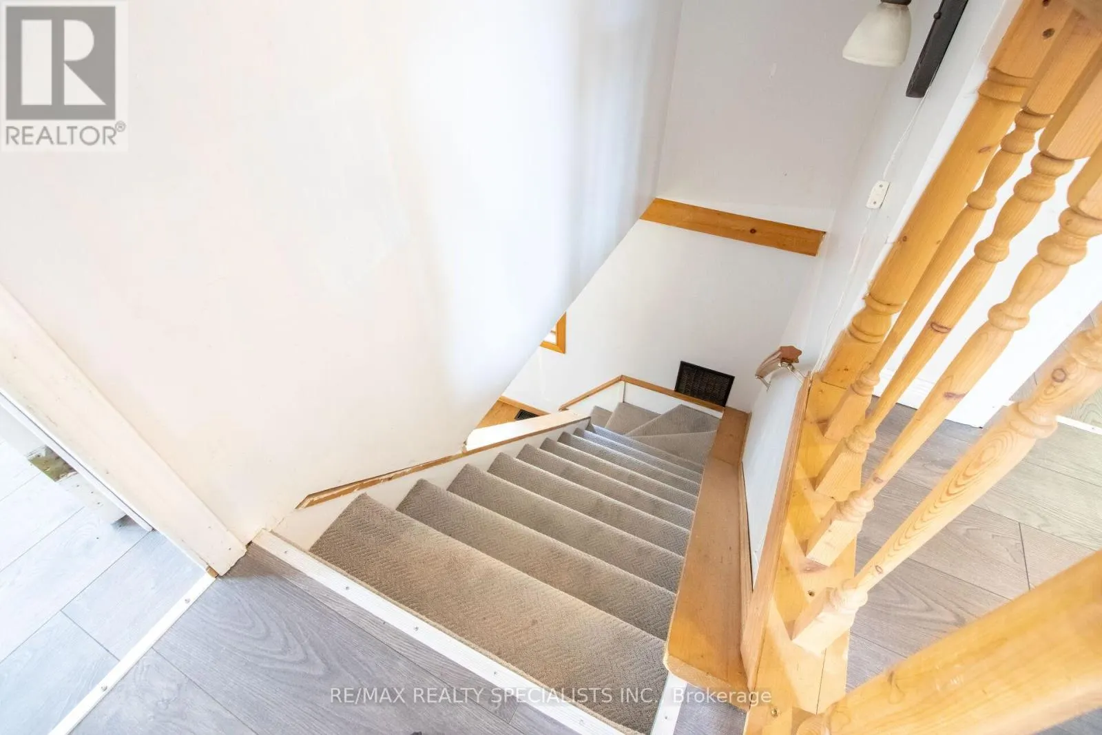 25 DUNDAS STREET W