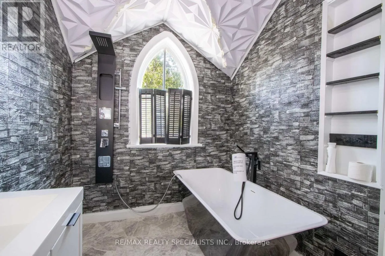 25 DUNDAS STREET W