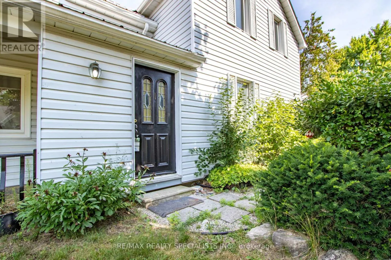 25 DUNDAS STREET W