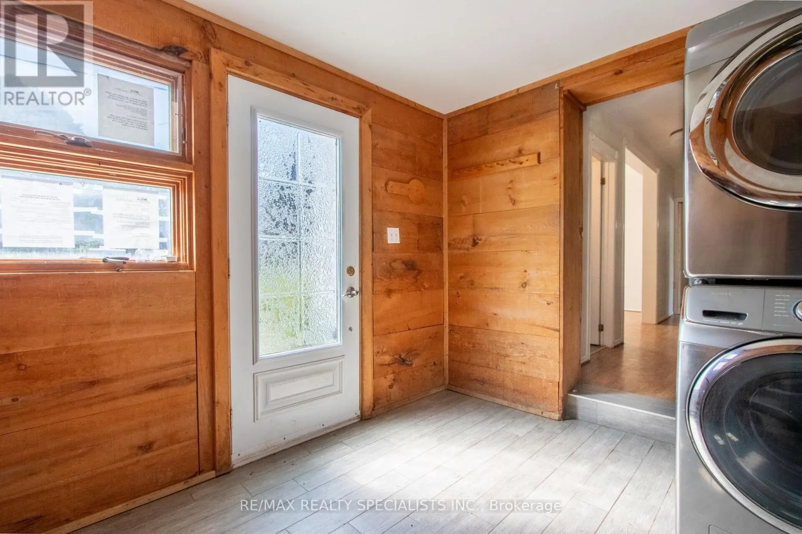 25 DUNDAS STREET W